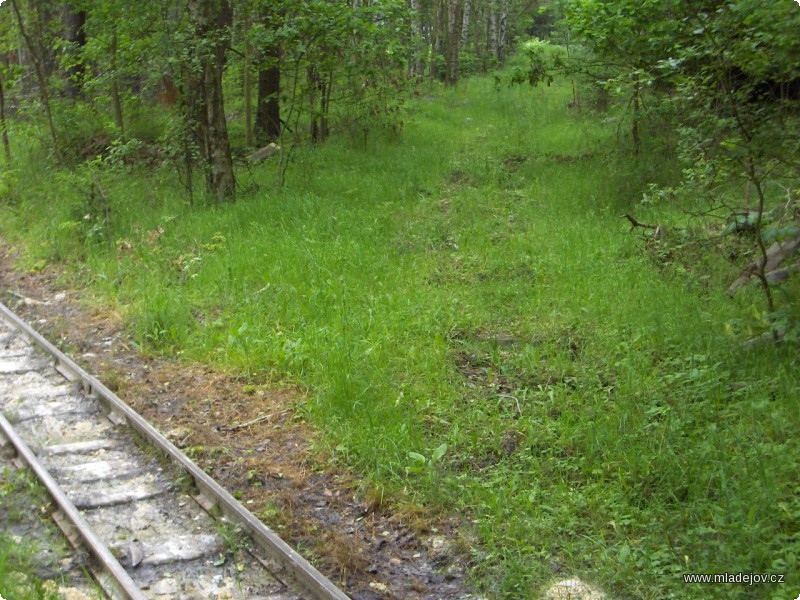 Fotografie Ještě viditelné stopy po zrušené odbočce.
