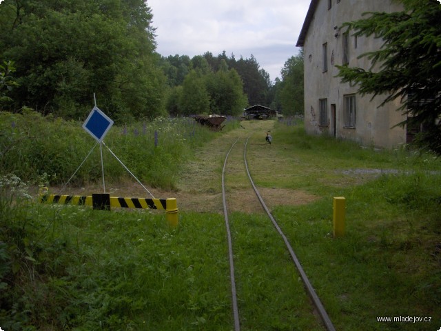 Fotografie Areál u&nbsp;osady Kateřina je také vybaven zábranou přes koleje.
