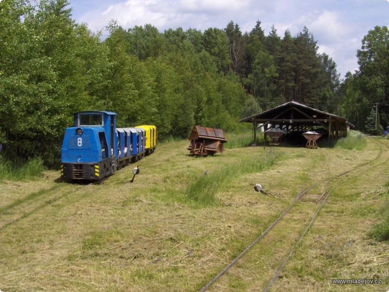 Fotografie ... a za chvíli vyráží zpět směrem na Soos. V&nbsp;kiplórách pod střechou se skladuje vytěžený kaolín před dalším zpracováním.
