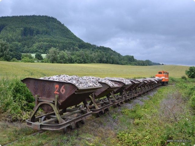 Fotografie Štěrku pro obnovu náspu je třeba několik desítek tun. Přísun štěrku z&nbsp;Mladějova průběžně zajišťovala motorová lokomotiva Faur L 18 H.