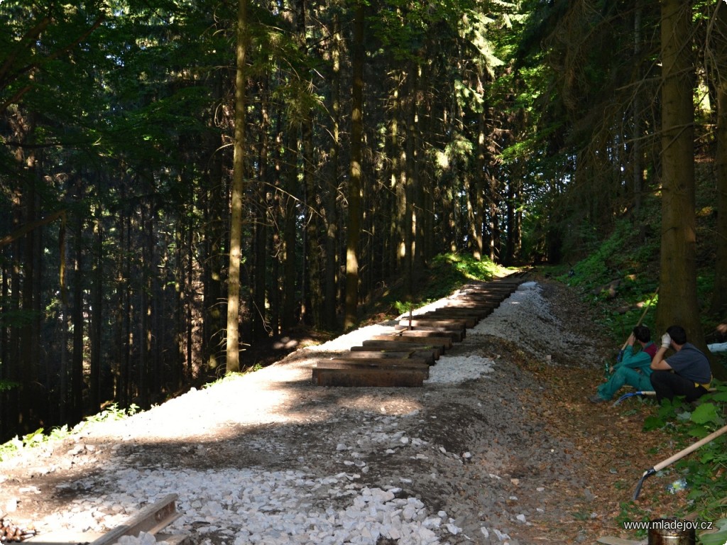 Fotografie Konečně. Srovnaný a udusaný násep je připraven na pokládku pražců a kolejnic.