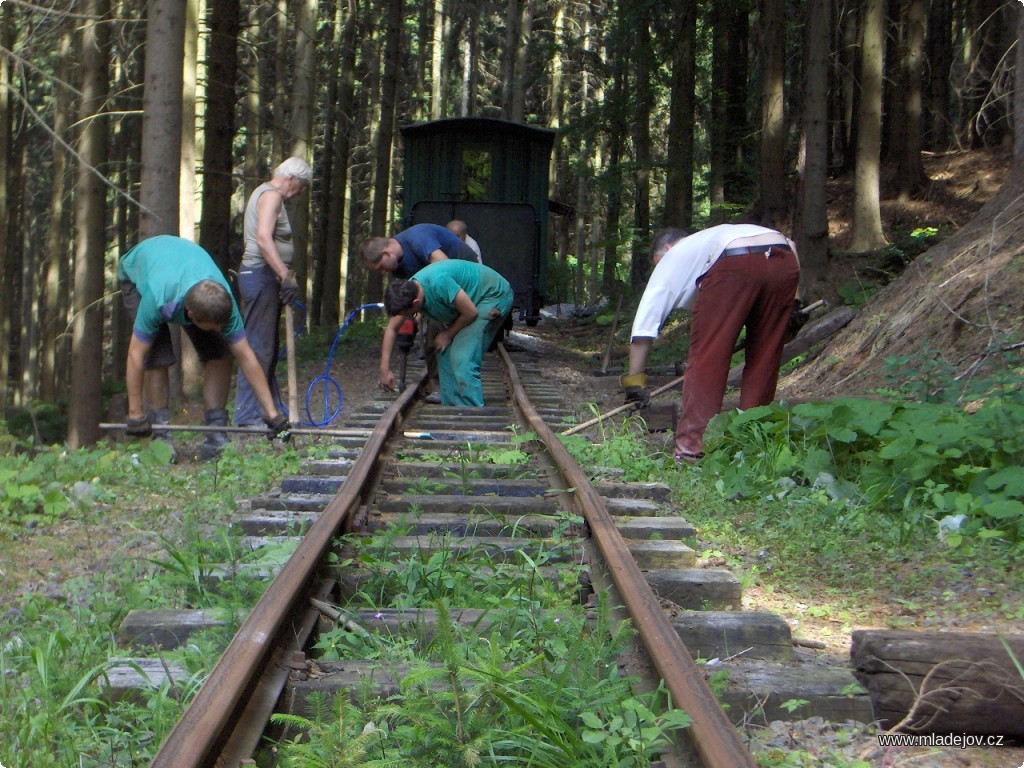 Fotografie Za Novou Vsí probíhá čištění kolejí před štěrkováním a také vyměňování a doplňování pražců.
