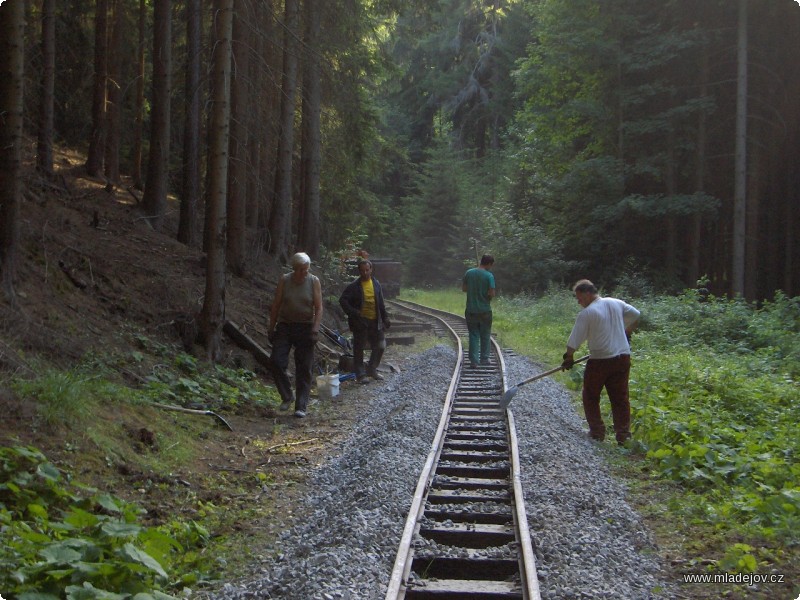 Fotografie Blížíme se k&nbsp;Nové Vsi, zbývá posledních 200 metrů.
