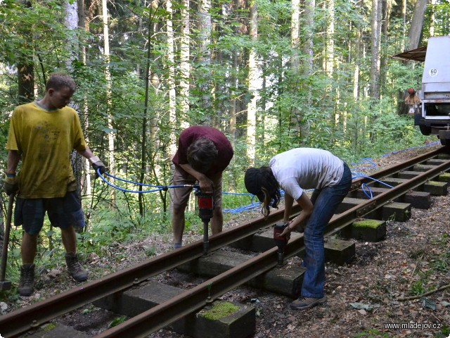 Fotografie I zde se vyměňovaly a doplňovaly pražce.