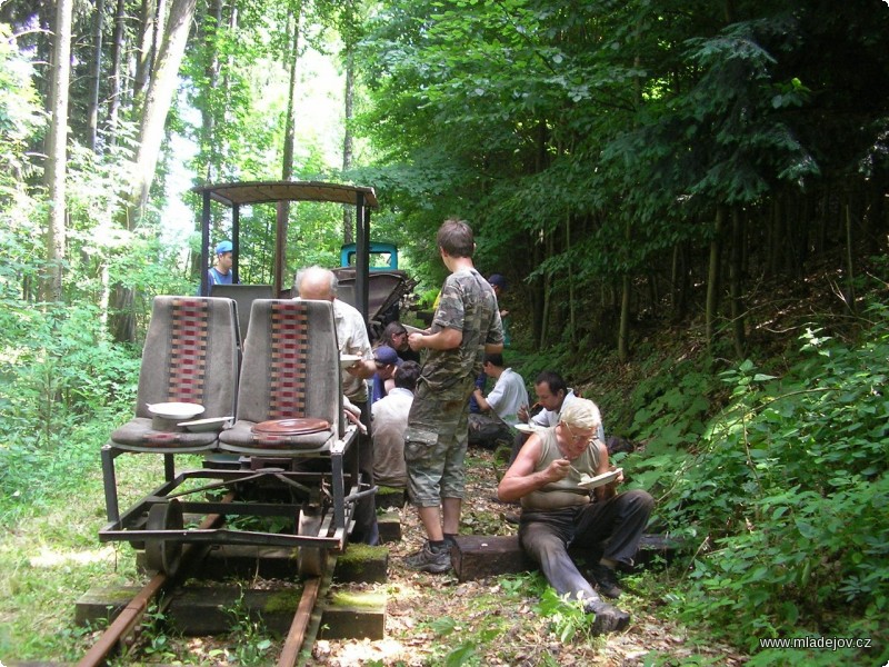 Fotografie Přestávka na teplý oběd, který dovezla z&nbsp;Mladějova motorová drezína.