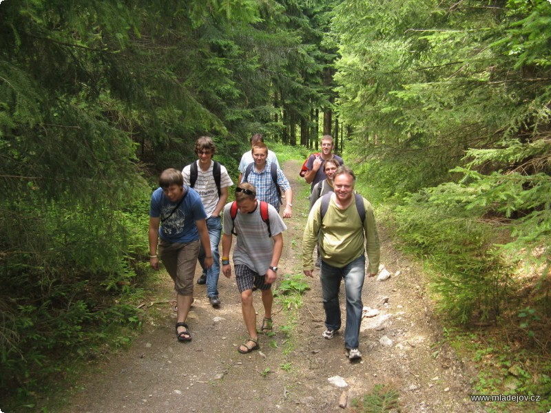 Fotografie Z Nové Vsi se vydáváme do kopce k&nbsp;rozhledně na Strážném vrchu, vybudované spolu s&nbsp;Hřebečskými důlními stezkami v&nbsp;roce 2010. Stoupání je to pořádné – a to měl být dnešek odpočinkovým dnem.
