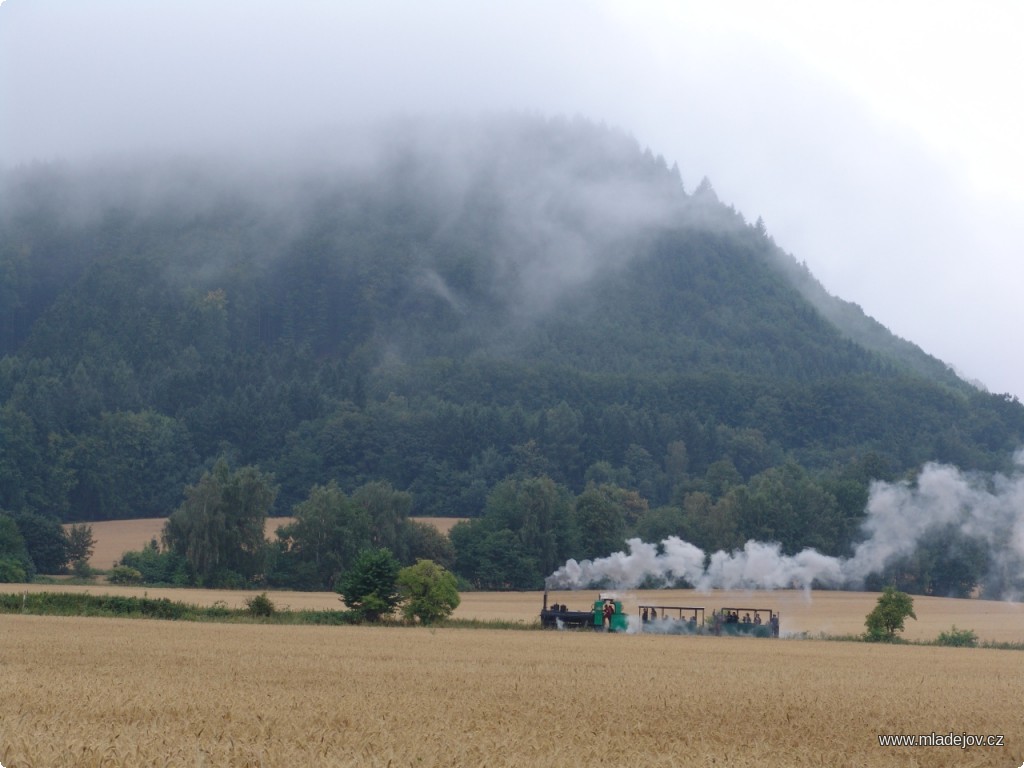 Fotografie Vstříc chuchvalcům ranních mlh supí tentýž vlak pod vrchem Mirand nad areálem mladějovské šamotky.