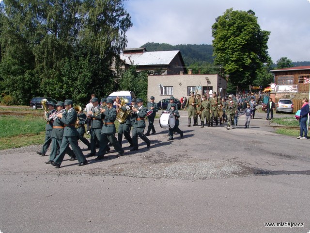Fotografie Čelo pochodujícího útvru tradičně tvoří vojenská hudba.