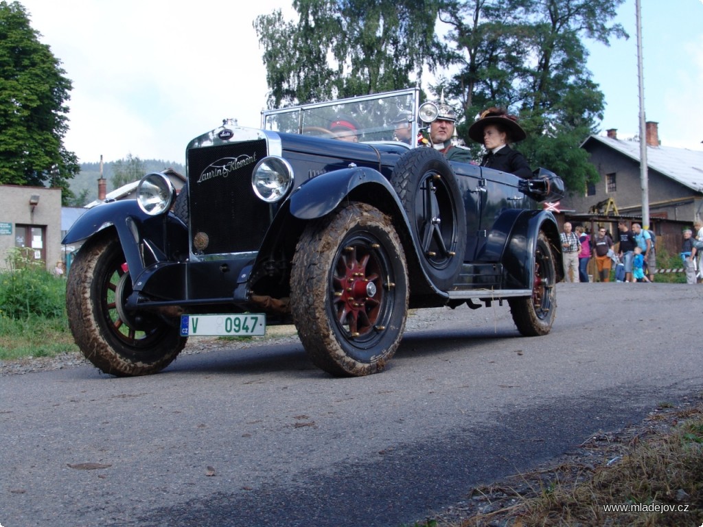 Fotografie … a nakonec velící důstojník spolu s&nbsp;chotí.