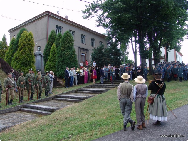 Fotografie Vzpomínkový akt u&nbsp;mladějovského pomníku padlým v&nbsp;první světové válce – této akce se svorně zúčastnily nejen armády všech válčících stran, ale i představitelé současného veřejného života.