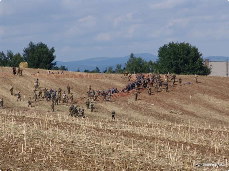 Fotografie Ač rakousko-uherská jednotka dobývá ruské zákopy, je v&nbsp;nich v&nbsp;důsledku chyb velení dílem pobita a dílem zajata.