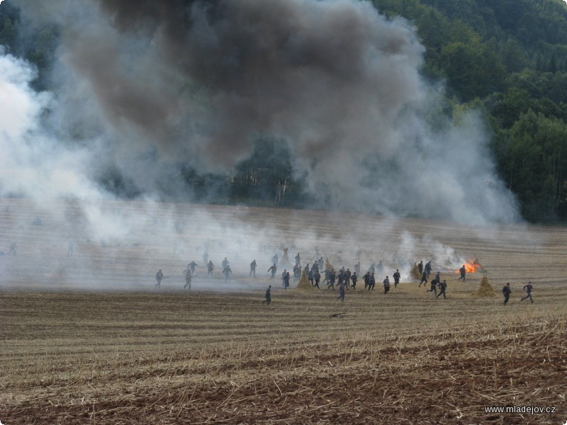 Fotografie Bitva se rozhořívá v&nbsp;plné síle, nad bojištěm se válí dým výstřelů.