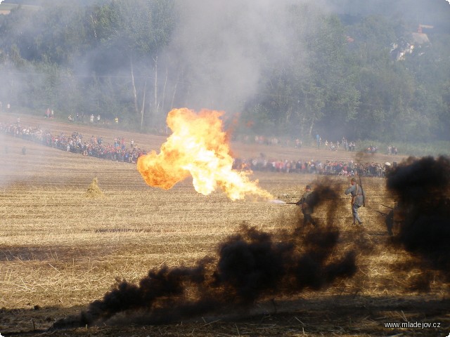 Fotografie … a dokonce plamenomet, jednu z&nbsp;novinek první světové války.