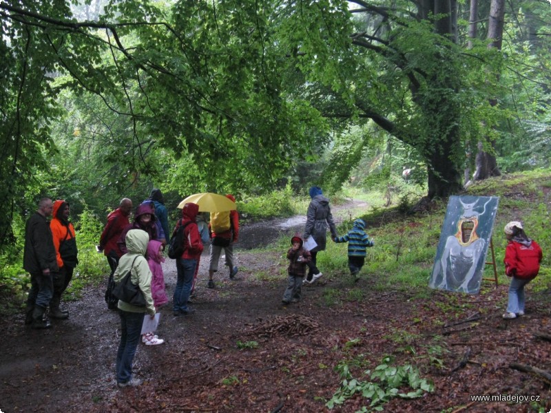 Fotografie Pracovníci z&nbsp;Lesní správy Svitavy připravili pro děti množství her a soutěží. Na prvním stanovišti s&nbsp;názvem „Krmení hejkalů“ trénovaly děti házení šišek na cíl.  
