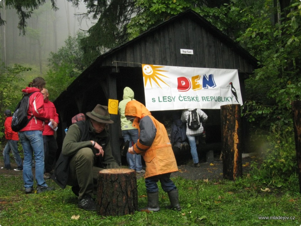 Fotografie Zatloukání hřebíků při plnění předmětu „Úvod do stavby srubu“.
