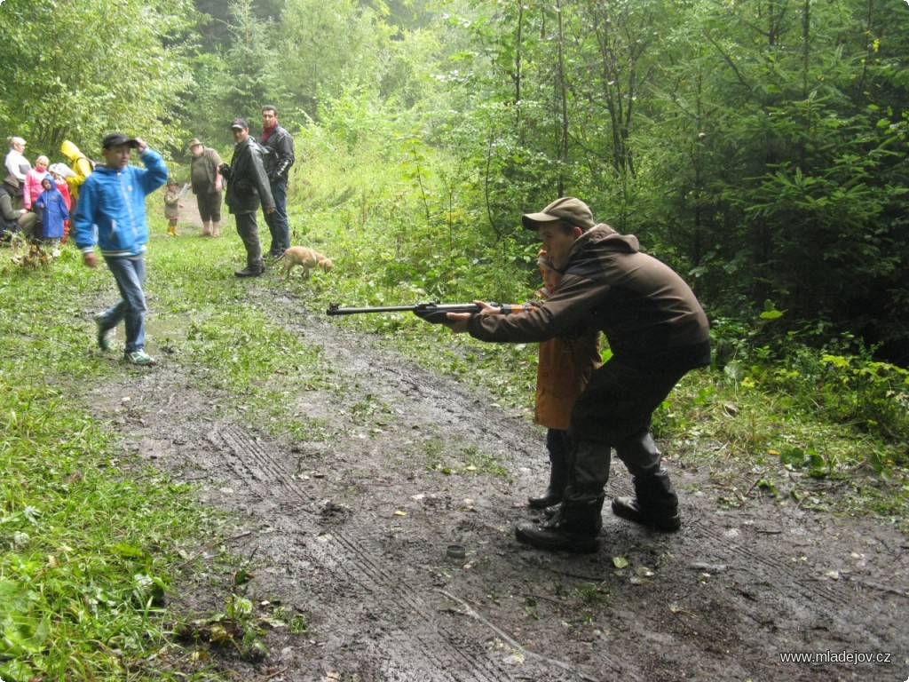 Fotografie Pod dohledem nebo i s&nbsp;asistencí si děti vyzkoušely také střelbu ze vzduchovky.
