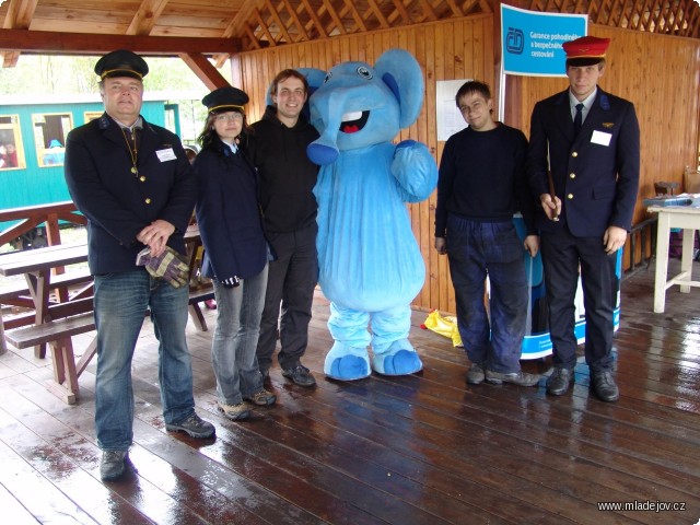 Fotografie Vzdělávacího programu se zúčastnil i Elfík, maskot Českých drah pro děti, zde na snímku s&nbsp;personálem úzkokolejky. 
