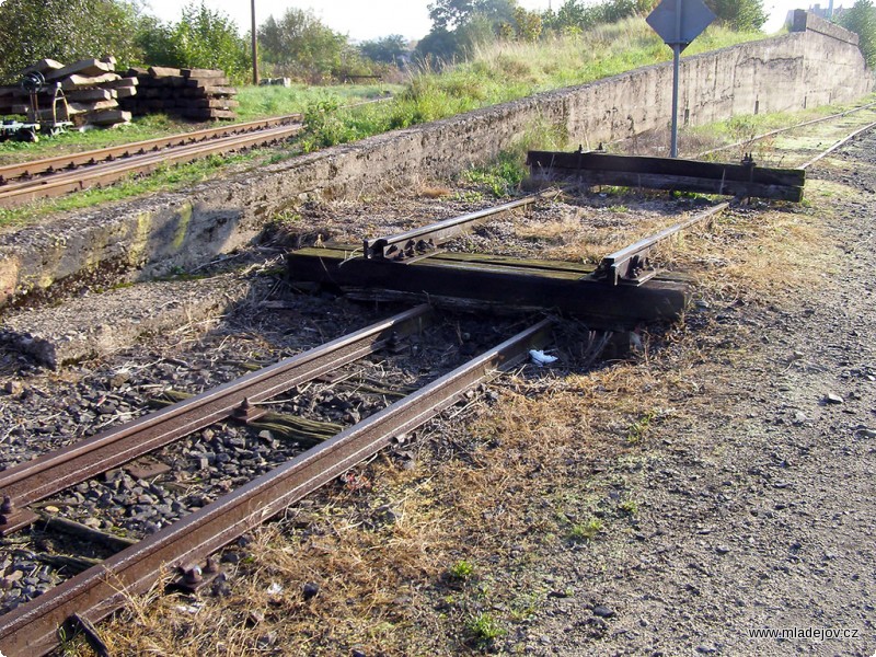 Fotografie Další archeologický nález, na frýdlantském nádraží se až do dnešních dnů dochovala i kolej k&nbsp;nakládání normálněrozchodných vozů na úzkorozchodné podvalníkové vozy.