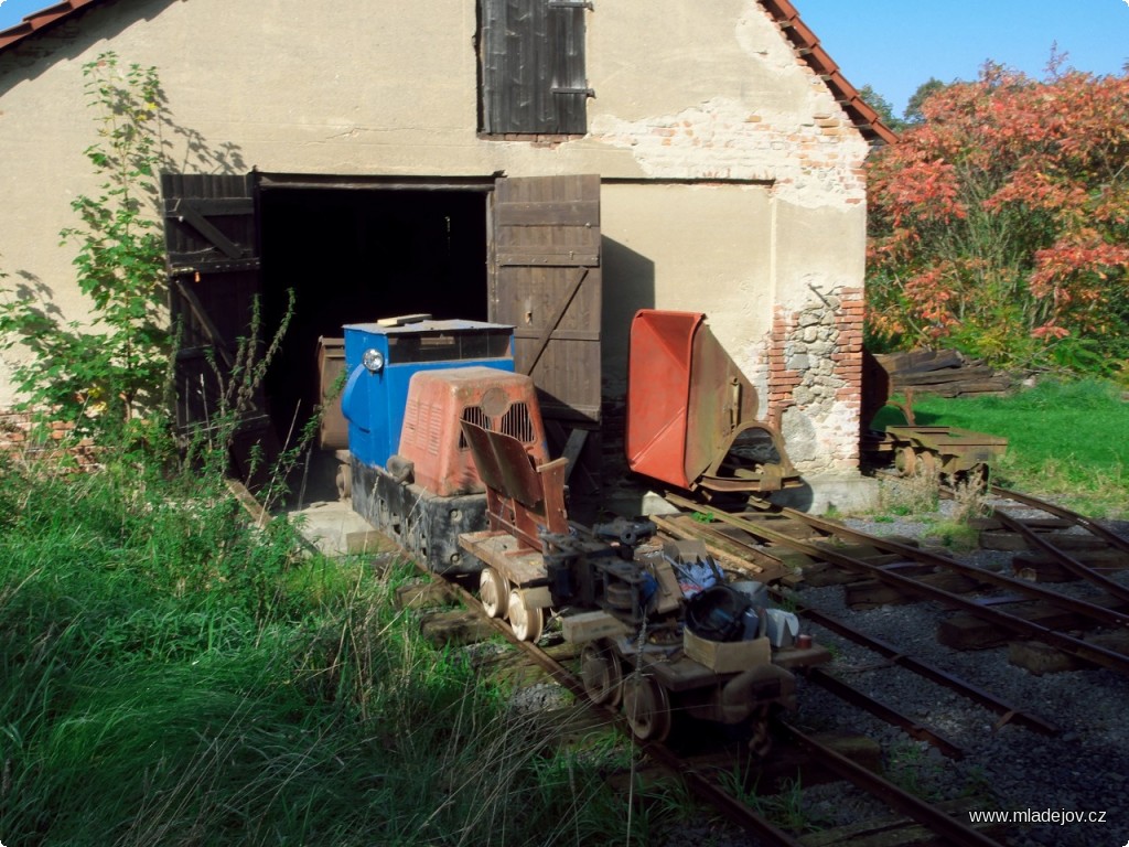 Fotografie Dalším strojem této zahradní železnice je BN 15 s&nbsp;upravenou kabinou nutnou pro původní nasazení.