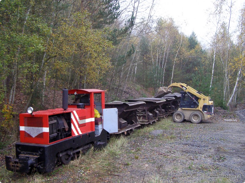 Fotografie Štěrk jsme opět nakládali na Hřebči, zde jedna z&nbsp;prvních souprav s&nbsp;lokomotivou BN-60 H „Vodník“.