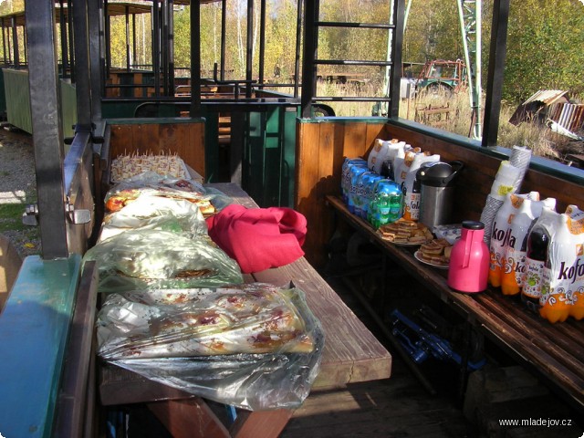 Fotografie V soupravě je řazen i jídelní vůz pro občerstvení během jízdy.