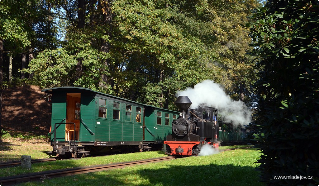 Fotografie V Bad Muskau objíždí lokomotiva soupravu před zpáteční cestou.