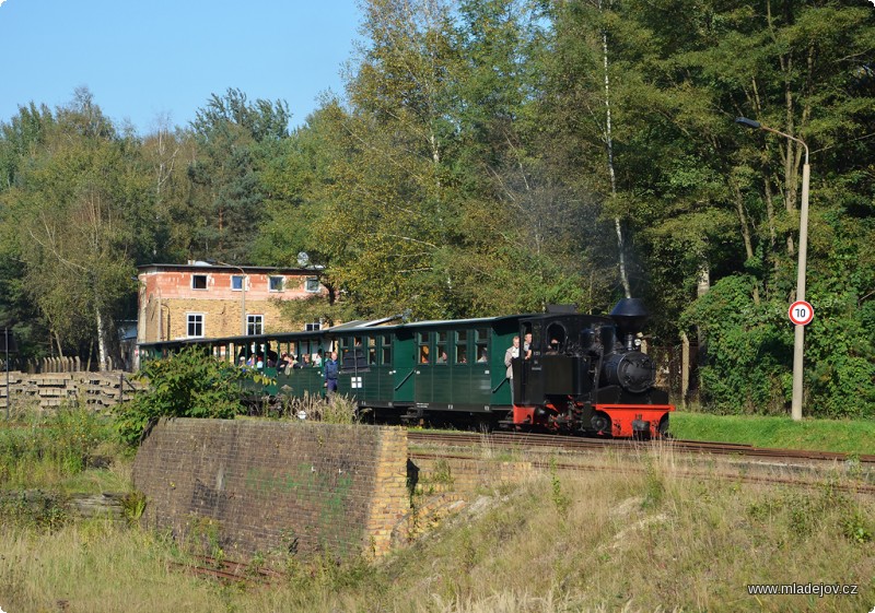 Fotografie Známé místo pro fotografy těsně před areálem muzea, blíží se vlak z&nbsp;Bad Muskau.