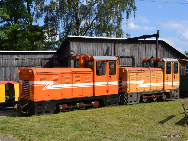 Fotografie U vstupu do muzea vítala po celý den návštěvníky dvojice motorových lokomotiv L 18 H z&nbsp;produkce rumunské lokomotivky FAUR.