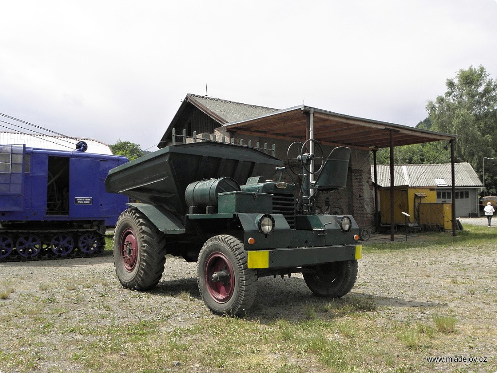 Fotografie Atmosféru povrchového dolu doplnil plně provozuschopný dumper DR 50 vyráběný v&nbsp;50. letech.