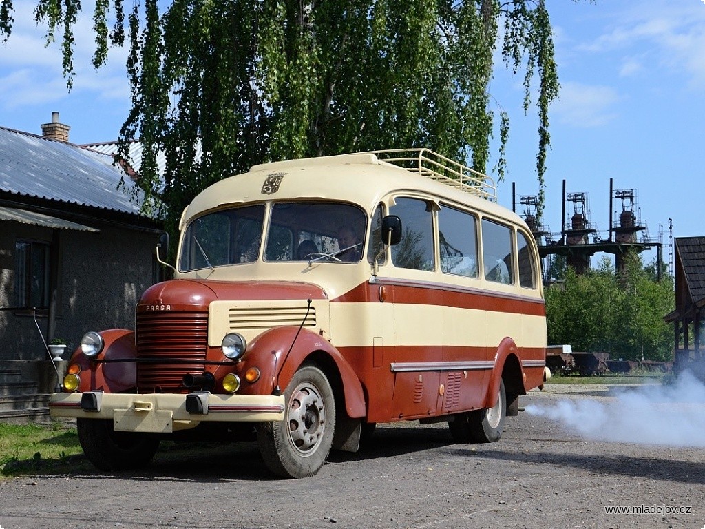 Fotografie Samozřejmě nechyběla ani možnost svezení historickým autobusem Praga RND po areálu šamotky.