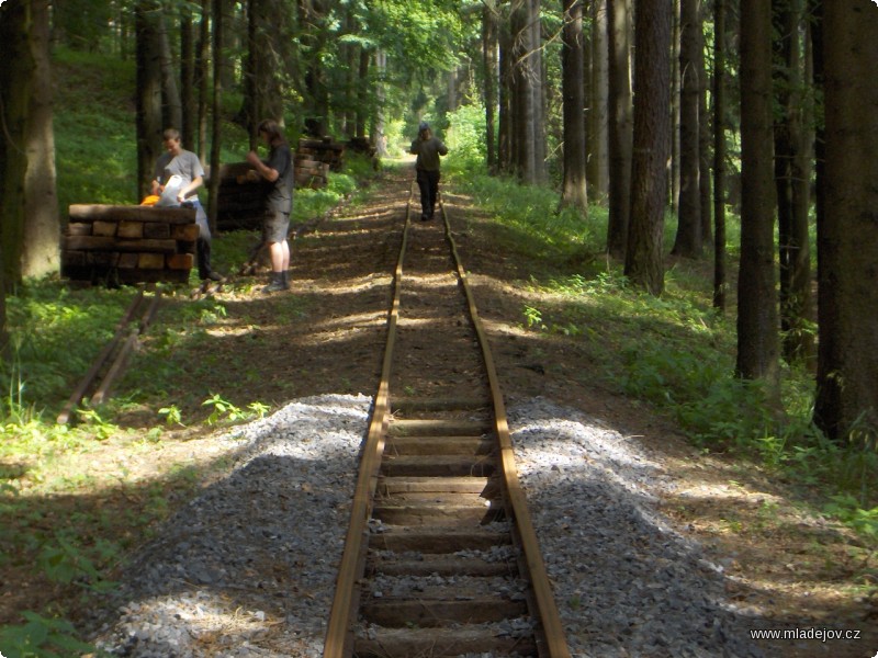 Fotografie Tím však demontážní práce nekončí, čeká nás oněch slíbených 430 metrů.
