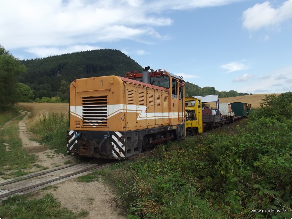 Fotografie Pracovní vlak s&nbsp;Faurem č. 1 v&nbsp;čele nad Mladějovem. Menší motorová lokomtiva se zatím jen veze, ale v&nbsp;opravovaném úseku bude zajišťovat posun. 
