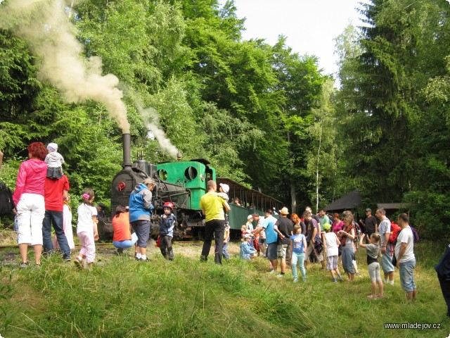 Fotografie Na cestu z&nbsp;Mladějova se účastníci vydávají parním vlakem, jak také jinak. První zastávka je na Vekslu.
