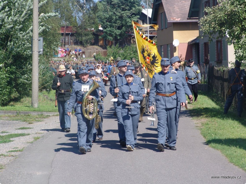 Fotografie Vojenská hudba v&nbsp;čele pochodu k&nbsp;mladějovskému pomníku.