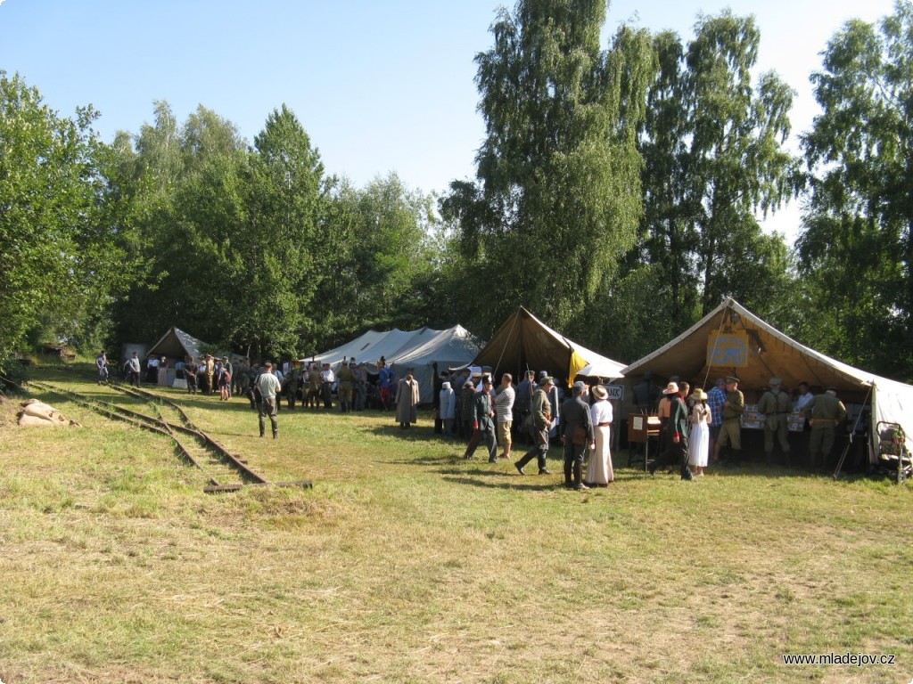 Fotografie Ve vojenském táboře nesmí chybět polní pošta, banka ani hostinec.