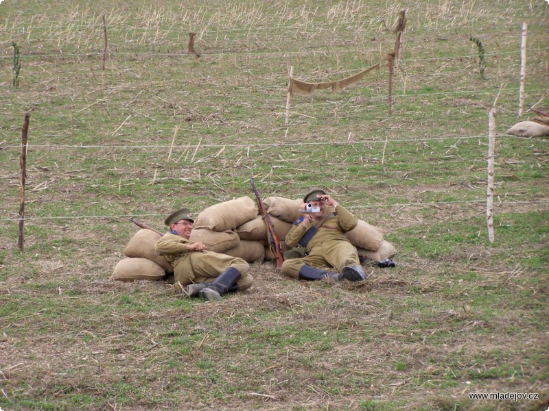 Fotografie Vlak v&nbsp;čele s&nbsp;Jedničkou je natolik poutavý, že vojáci odkládají zbraně a pořizují záběry.