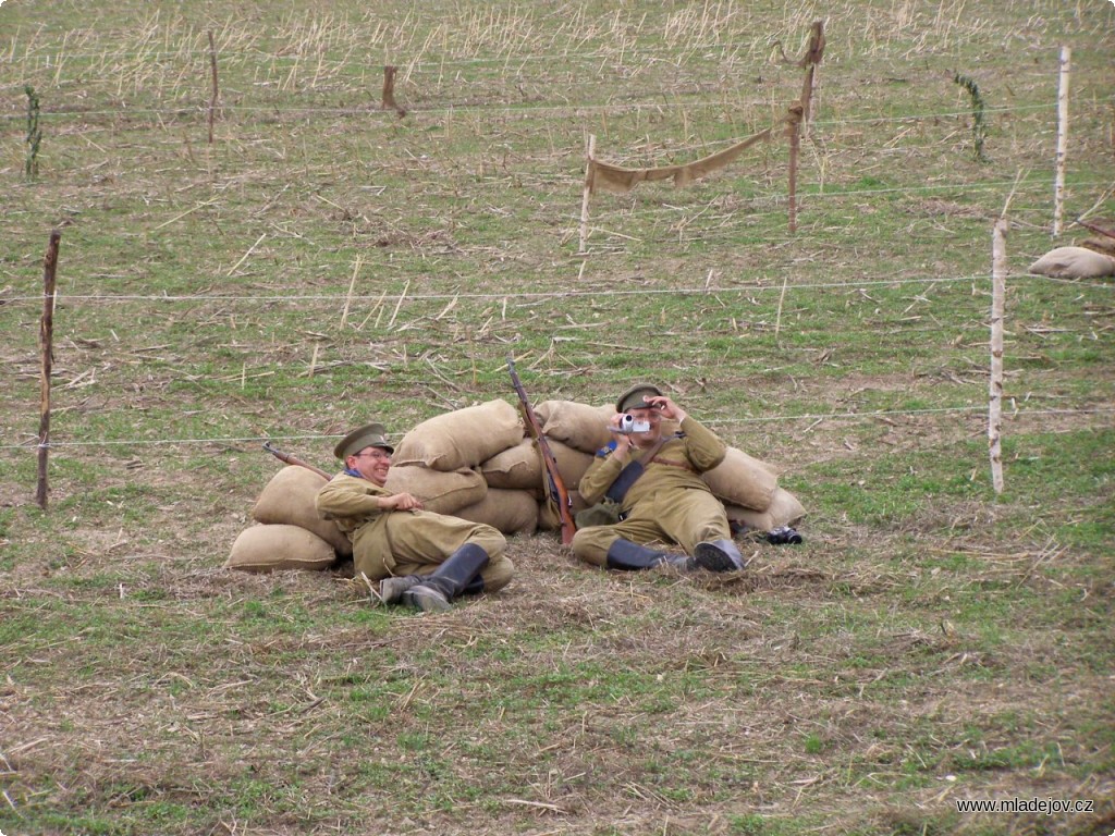 Fotografie Vlak v&nbsp;čele s&nbsp;Jedničkou je natolik poutavý, že vojáci odkládají zbraně a pořizují záběry.