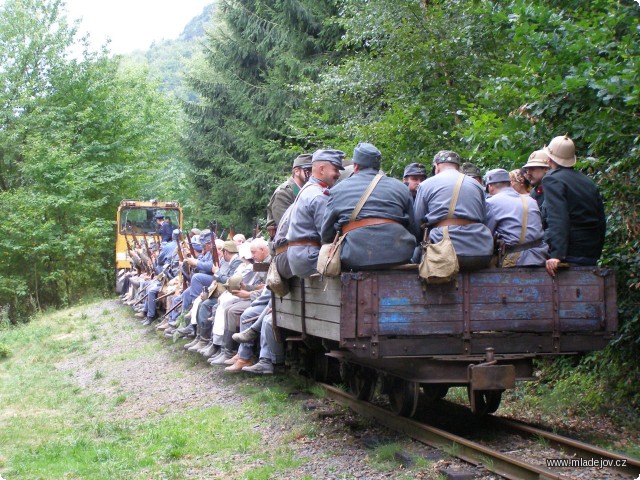 Fotografie Po bitvě byl vypraven ještě jeden vojenský vlak, který právě odjíždí z&nbsp;Vekslu na Novou Ves.
