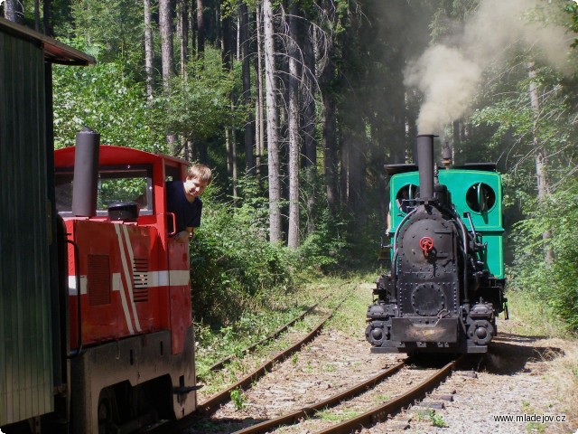 Fotografie Pro velký provoz některé vlaky končily již na zastávce Veksl.