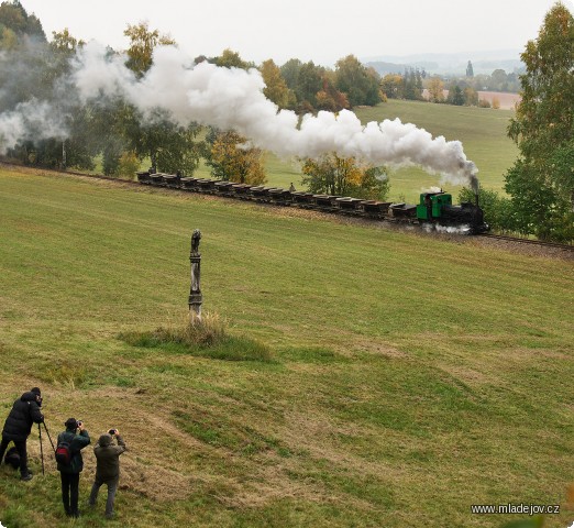 Fotografie Tradiční místo „Pod svatým“. Na trati je mnoho oblíbených míst, kde vlak může zastavit a opakovat svoji jízdu na přání fotografů.