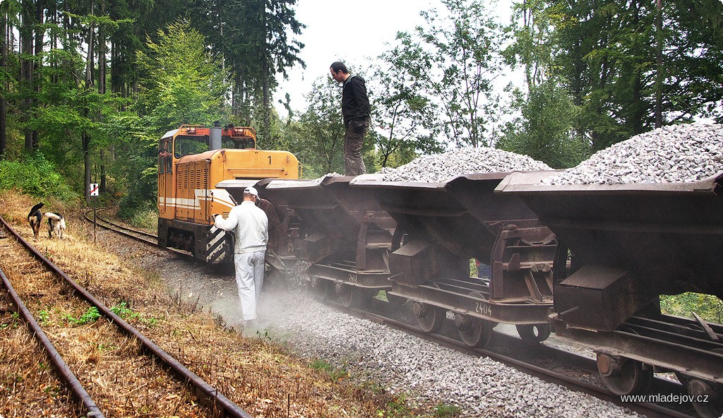 Fotografie Už se to sype. V&nbsp;létě zde proběhla výměna pražců, nyní je na řadě dokončení a uvedení opět do koridorové kvality.