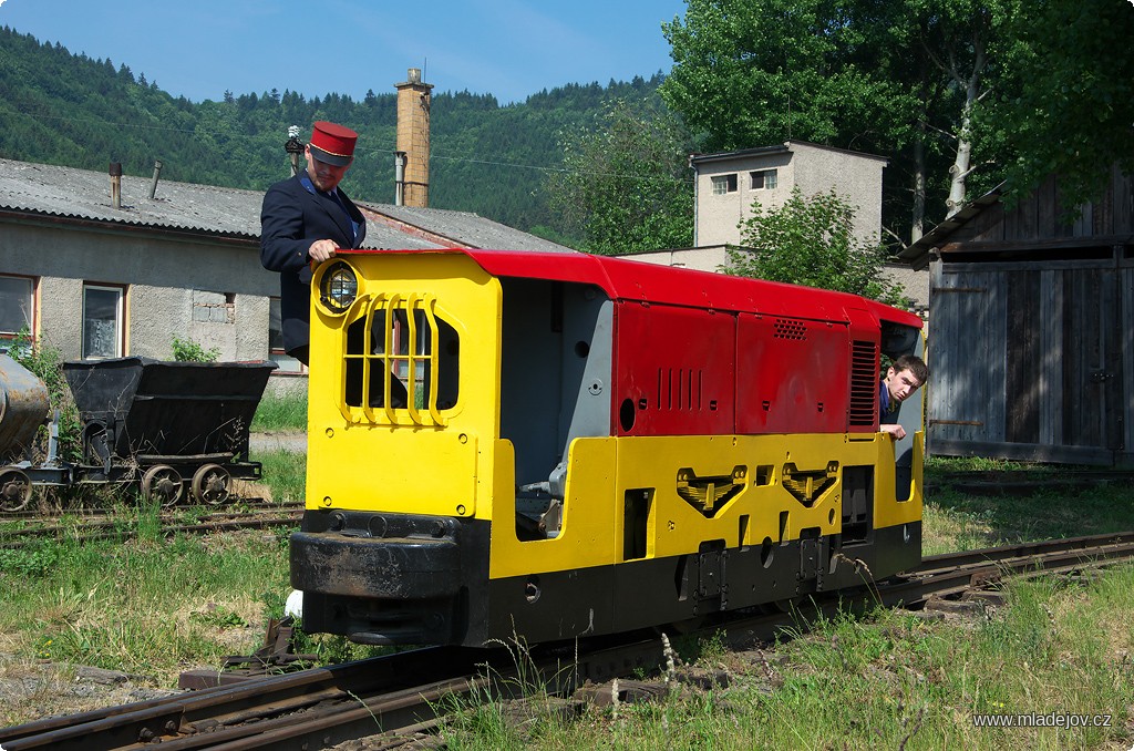 Fotografie Posun s&nbsp;DH 70 D. Lokomotiva vozila důlní soupravu mezi parními vlaky.