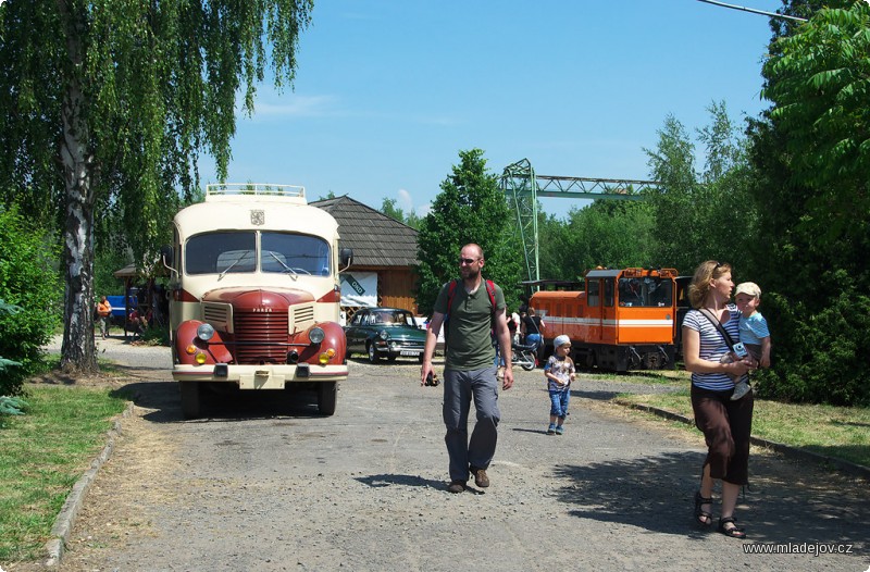 Fotografie Areál byl doslova přeplněn exponáty. Zleva Praga RND na pravidelné vyhlídkové trase po areálu muzea, Škoda 1000 MB soukromého majitele a Faur L 18 H.