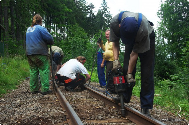 Fotografie Rozborka a sborka. Práce jde rychle od ruky a 13 polí výměny pražců trvá den a půl.