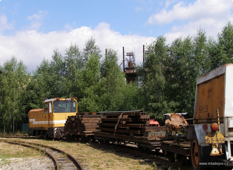 Fotografie Každý den spolu s&nbsp;pracovníky jede na trať i stavební materiál. Jsou toho doslova hory a pracovní vlaky občas dosahují úctyhodných hmotností.