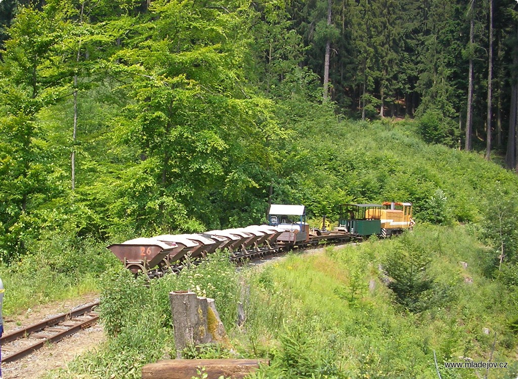 Fotografie Opět se na trať vracejí lehké kiplorky se štěrkem, který slouží k&nbsp;vyrovnání nerovností způsobených sesuvy půdy. Zde je pracovní vlak nedaleko zastávky Josefka.