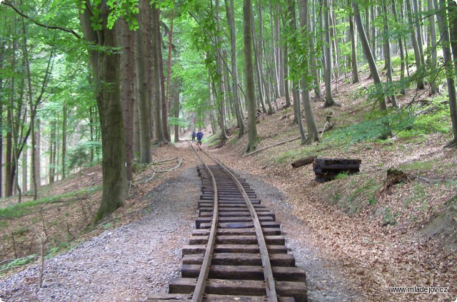 Fotografie Hurá, trať je spojená a hrubá práce dokončená.