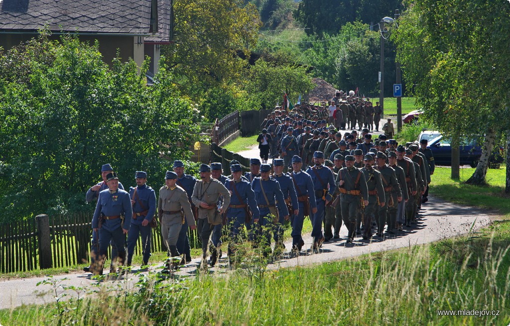 Fotografie Pochodem vchod směr bojiště.