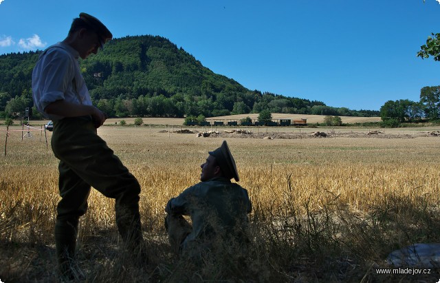 Fotografie Vojenský tábor skýtá zajímavé scény. Ruští vojáci čekají na svůj čas, v&nbsp;pozadí se vrací osobní vlak do Mladějova.