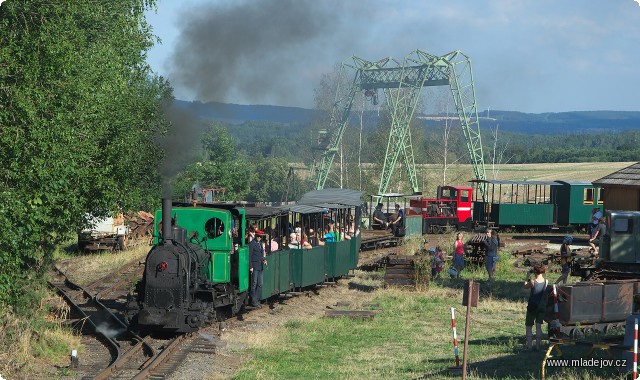 Fotografie Odjezd dalšího parního vlaku, na jehož konci jsou řazeny posilové vozy pro armádu.